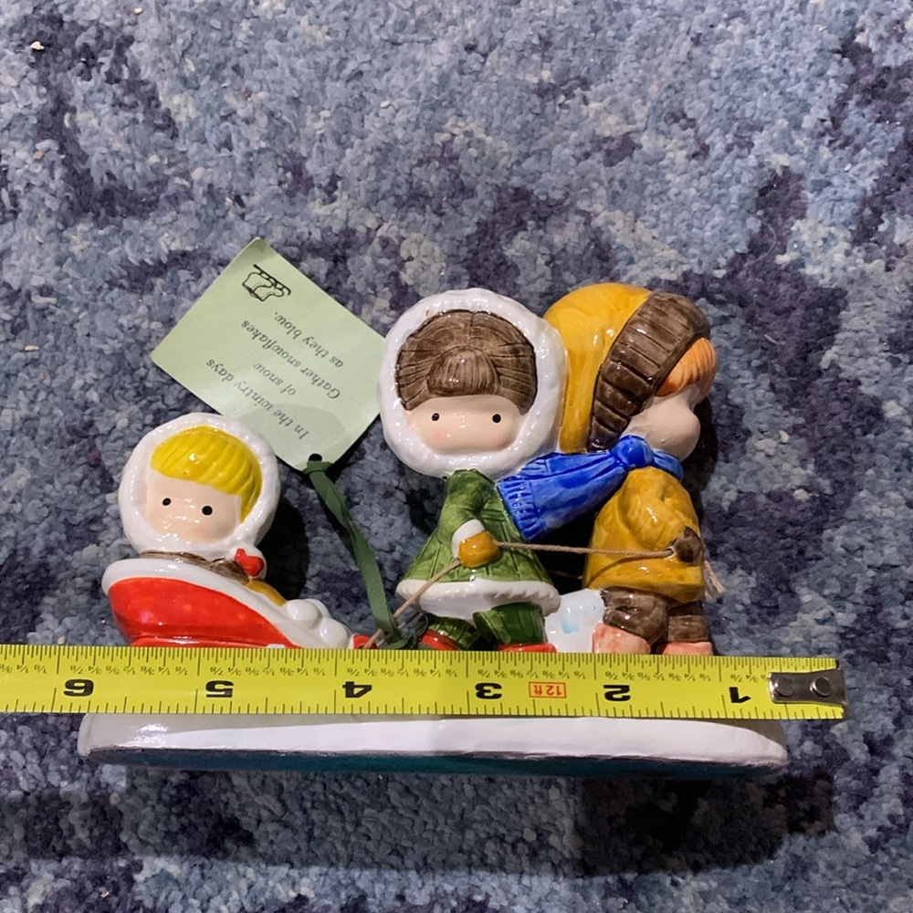 Vintage 1972 handmade in Japan, 3 children sledding figurine in very good shape - Picture 3 of 4